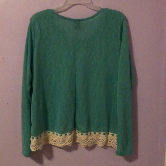 Mint top with lace at the bottom - Picture 2 of 2
